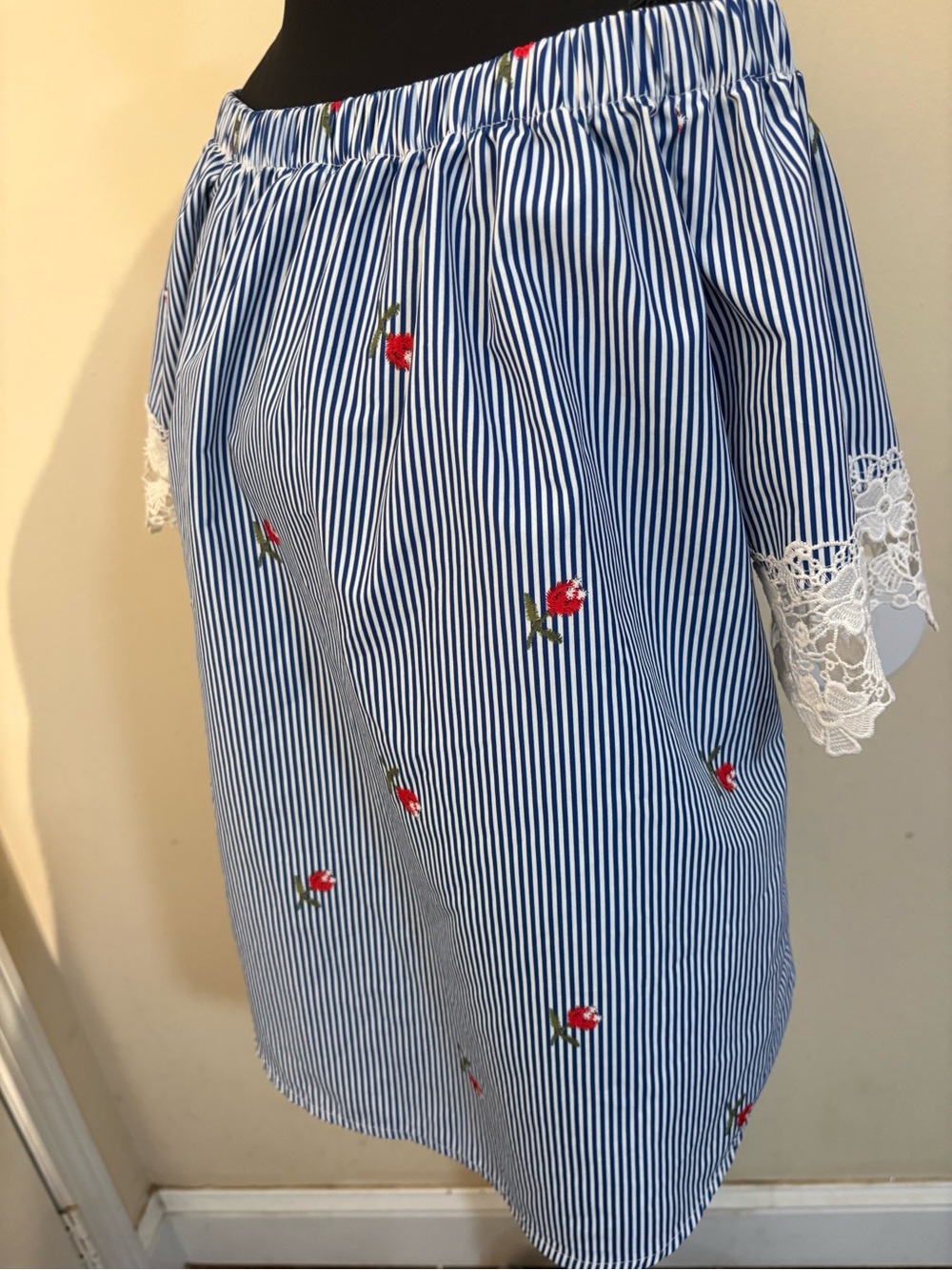 SZ L Blue & White Striped,Laced Top,Roomates,Off-Shoulder Red Floral Embroidery.